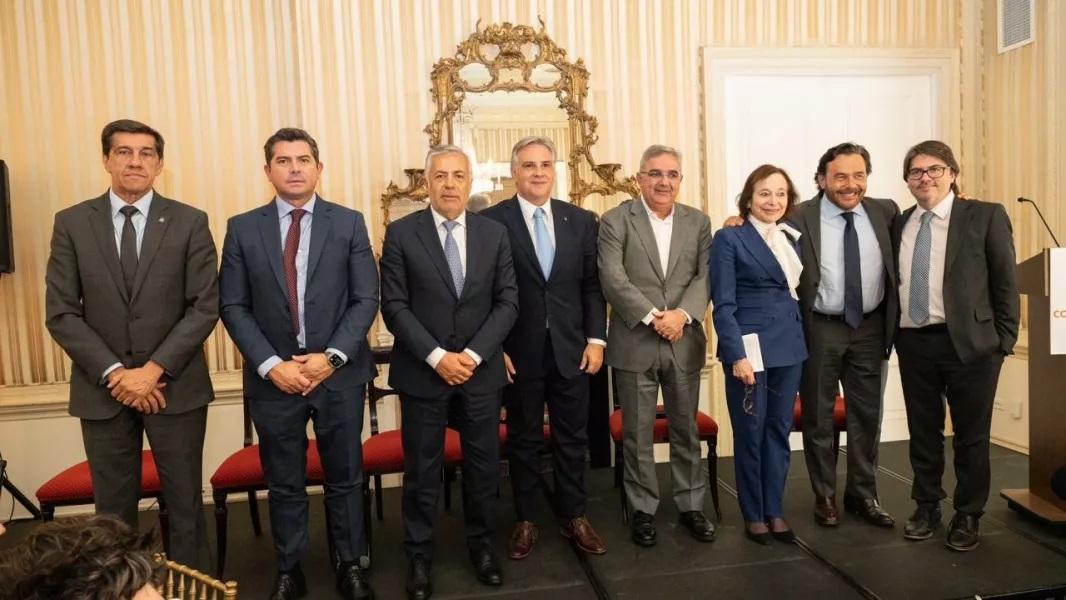 Sáenz participó de un encuentro con líderes empresariales e inversores