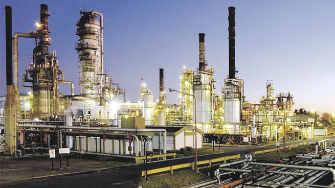 Refinación de petróleo, una de las actividades industriales con mayor crecimiento