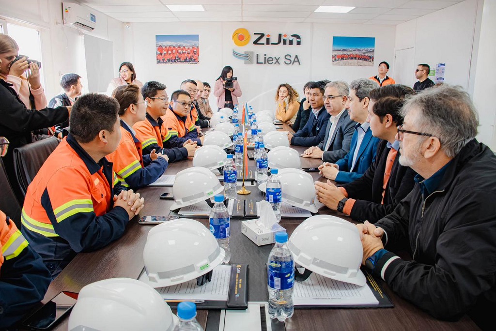 Raúl Jalil y el Embajador de Arabia visitaron la planta de la empresa Zijin-Liex, que iniciará su producción en agosto