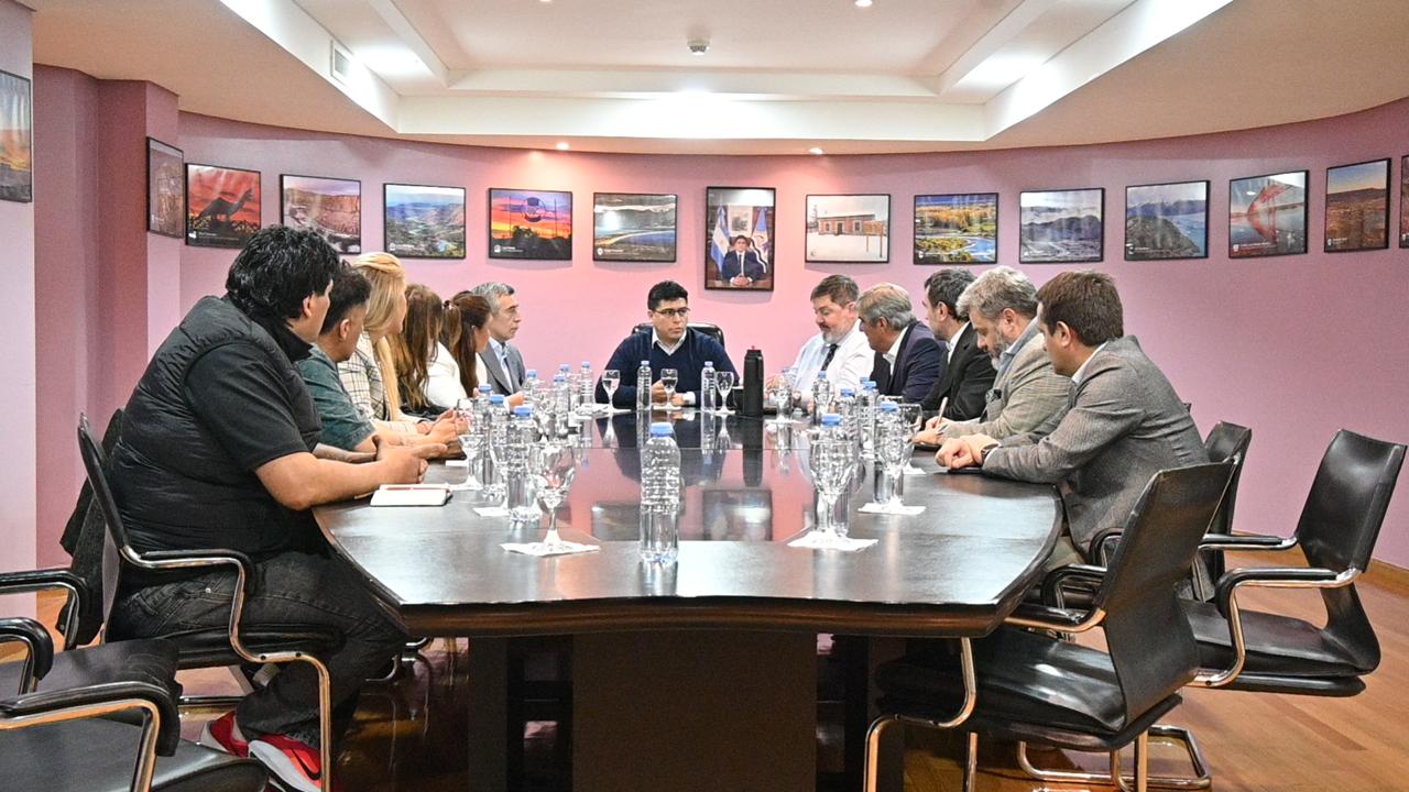 El gobernador Claudio Vidal encabezó una mesa de trabajo con empresas mineras y la UOCRA