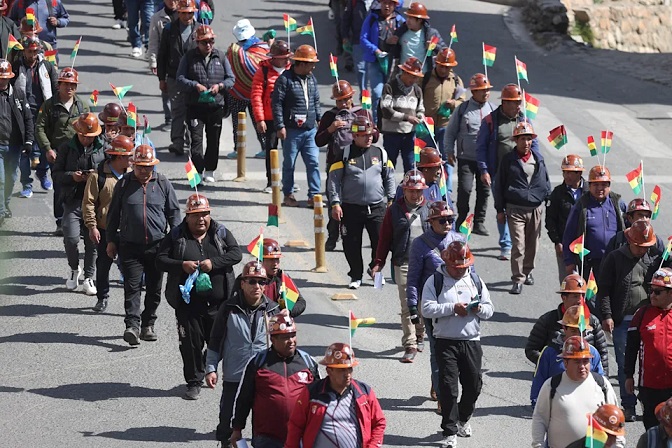 Mineros asalariados marchan en contra de tomas ilegales de yacimientos en Bolivia