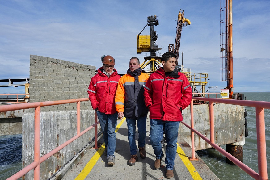 Vuelve a salir carbón desde Punta Loyola