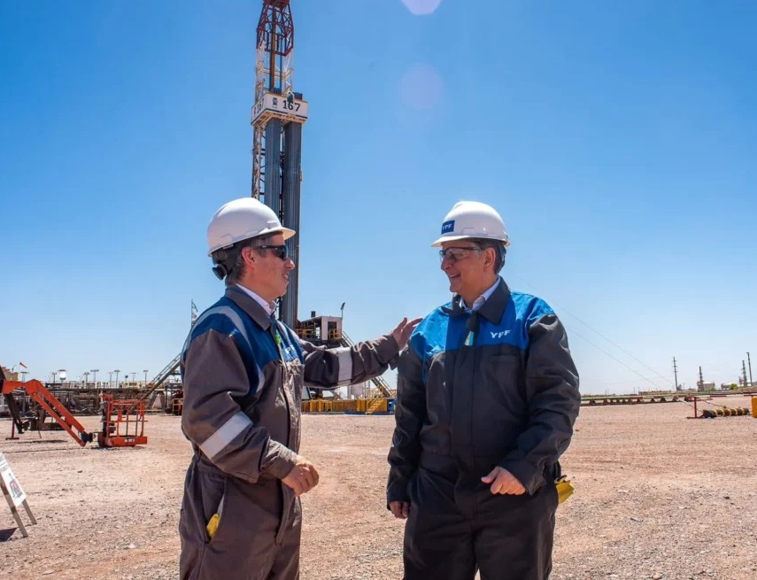 YPF y Toyota renuevan su alianza estratégica en el marco de una visita a Vaca Muerta