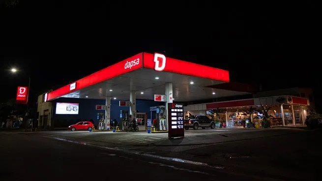 Chevron regresa a las estaciones de servicio: selló una alianza estratégica con DAPSA para Argentina y la región