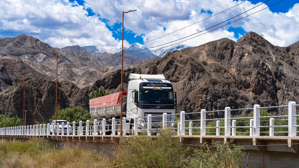 Llegó el primer camión con minerales de Hualilán a Casposo
